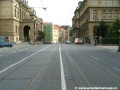 Tramvajová trať v přímém úseku na Palachově náměstí je tvořena velkoplošnými panely BKV s povrchovou úpravou v podobě velké žulové dlažby.