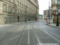 V prostoru křižovatky s Břehovou ulicí se tramvajová trať opět stáčí v pravém oblouku.
