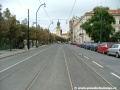 Tramvajová trať na Smetanově nábřeží pokračuje přímým úsekem zřízeným metodou W-tram s asfaltovým zákrytem.