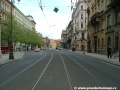 Tramvajová trať v Křížovnické ulici pokračuje přímým úsekem a blíží se k protiobloukům před zastávkami Staroměstská.