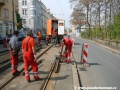 Masáci provádí výměnu kolejnic u zastávky Urxova. | 28.4.2011