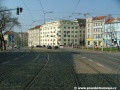 V prostoru jednokolejného vjezdového trojúhelníku do smyčky Vysočanská se tramvajové trať stočí v levém oblouku...