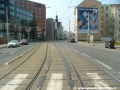 Dvoukolejná tramvajová trať, zřízená metodou velkoplošných panelů BKV pokračuje středem Sokolovské ulice, v pravé části snímku vidíme třetí kolej falešné trojkolejky, tedy výjezdovou kolej smyčky Vysočanská.