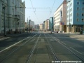 Přímý úsek tramvajové tratě zřízené metodou velkoplošných panelů BKV ve středu Sokolovské ulice míří k zastávce Nádraží Vysočany.