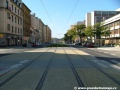 Za nástupním ostrůvkem zastávky Divadlo Gong se tramvajová trať přibližuje ke křižovatce s ulicí Kurta Konráda.