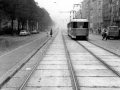Tramvajová trať v Sokolovské ulici u zastávky Kulturní dům Vysočany po rekonstrukci, kdy zákryt kolejiště tvořily zádlažbové panely. | 1975