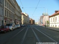 Přímý úsek tramvajové tratě ve Štefánikově ulici pokračuje k zastávce Arbesovo náměstí
