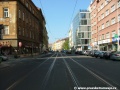 Za zastávkou Arbesovo náměstí k Andělu tramvajová trať pokračuje přímým úsekem k protisměrné zastávce