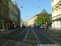 Zastávka Arbesovo náměstí ve směru k Újezdu je také zřízena na chodníku, tramvajová trať se zde stáčí táhlým levým obloukem