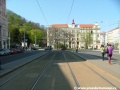 V prostoru zastávek Švandovo divadlo dochází k přechodu systému konstrukce tramvajové tratě z velkoplošných panelů BKV do pevné jízdní dráhy W-tram