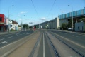 Přímý úsek tramvajové tratě zřízené metodou velkoplošných panelů BKV před zastávkami Zahradní Město. Ve směru do centra využívají tramvajové těleso také autobusy MHD.