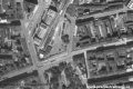 Letecký snímek prostoru dnešní tramvajové smyčky Těšnov, jemuž ještě dominuje impozantní budova těšnovského železničního nádraží, včetně kolejiště. | 1953