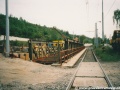 Vedle provozované koleje již leží mostní provizorium pro vznikající splítku, umístěnou nad stavební jámou. | 22.5.2001