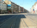 V prostoru světelně řízené křižovatky s Ruskou ulicí se tramvajová trať stáčí v pravém oblouku.