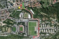 Červeně vyznačená preferovaná trasa tramvajové tratě Malovanka - Stadion Strahov ve Vaníčkově ulici. Zelenou barvou vyznačeno variantní napojení přímo z Myslbekovy ulice. Žlutá barva naznačuje trasování se zachováním zastávek Malovanka ve stávající poloze ve Vaníčkově ulici.