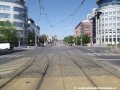 Rozvětvení od Černokostelecké, levý oblouk směřuje na Strašnickou, přímý směr k zastávce Vozovna Strašnice.