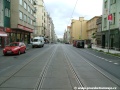 Tramvajová trať se v užší části Vinohradské ulice napřimuje.