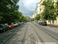 Podél sadů Svatopluka Čecha tramvajová trať klesá Vinohradskou ulicí v přímém úseku.