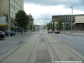 Tramvajová trať pokračuje středem Vinohradské ulice v konstrukci velkoplošných panelů BKV.