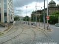 Levé oblouky kryté velkou žulovou dlažbou přivádí tramvajovou trať na samostatné těleso v Legerově ulici.