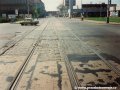 Křížení tramvajové tratě v Plynární ulici s železniční vlečkou, pohled od tramvajové zastávky Osadní (dnes Ortenovo náměstí)
