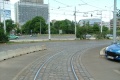 Za sjezdovou výhybkou se kolej stáčí v pravém oblouku, který tramvaje obrací do směru, ve které přijely.