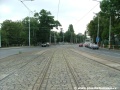 Třetí traťová kolej před vozovnou Střešovice slouží k výjezdům střešovických vlaků do centra, případně k zatažení vlaku od Petřin