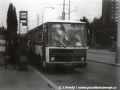 Důležitým přestupním bodem mezi tramvajemi a autobusy jedoucími na sídliště Řepy bývala Kotlářka. Ve zdejší zastávce odbavuje cestující Karosa B 731.00 #3201 na lince 225. | 1988