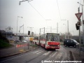 Autobus Karosa B 741.1922 ev.č.6154 vypravený na linku 187, která v popovodňovém období doplňovala a posilovala náhradní linku za metro X-C vjíždí do tramvajového terminálu Vltavská. | 16.11.2002