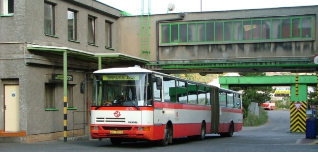 Autobus Karosa B941.1932 #6176 v prostoru čerpací stanice pohonných hmot garáže Dejvice. | 16.9.2004