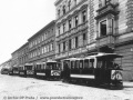 Defilé motorových vozů ev.č.2, 3, 5, 4 a 1 soukromé elektrické dráhy Smíchov - Košíře. | 1897