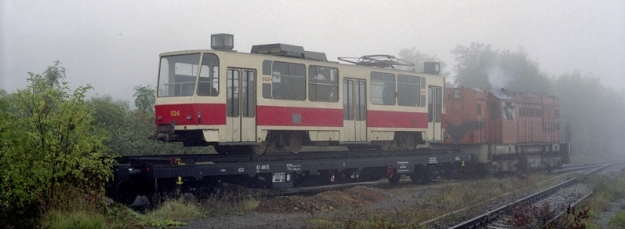 Smutný konec vozu jako kdyby předznamenávalo mlhavé počasí, které zahalilo celé zličínské nádraží. | 17.10.2001