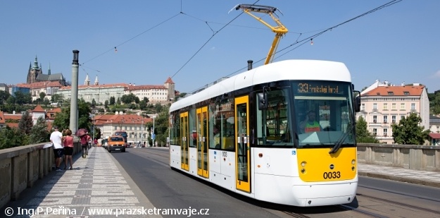 Tahle scéna se asi nikdy nezprotiví. Mánesův most, Pražský hrad a pózující tramvaj. Tentokrát vůz EVO1 ev.č.0033. | 2.7.2015