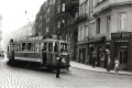 Souprava vozů staré stavby vypravená na linku 21, vedená motorovým vozem #371 odbočuje z Myslíkovy ulice k Jiráskovu náměstí. | asi 1939