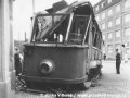 Těžce poškozený motorový vůz ev.č.412 po srážce s lokomotivou v Českomoravské ulici | 10.9.1944
