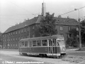 Vůz T1 #5040 vypravený na linku 32 vjíždí u Kotlářky na střední traťovou kolej, která je dlouhodobě využívána pro jízdy tramvají z centra z důvodu havarijního stavu původní traťové koleje. | 31.8.1977