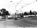 Vůz T1 ev.č.5046 vypravený na linku 27 projíždí původní tratí v tehdejší třídě Sboru národní bezpečnosti k zastávce Otakarova. | 25.8.1974