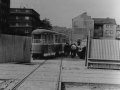 Autojeřáb přetahuje odstavený vůz T1 ev.č.5056 z kolejí tramvajové tratě v ulici Za Ženskými domovy spojovacím obloukem na vlečku ČKD | 22.8.1980