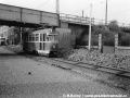 Po provizorní tramvajové trati mezi železničními mosty projíždí vůz T1 ev.č.5129 vypravený na linku 4 | 12.4.1977