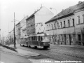 Souprava vozů T3 #6104+6105 vypravená na linku 15 stoupá Plzeňskou ulicí poblíž vyústění Holečkovy ulice. | 31.8.1977