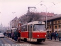 Zastávku Pražská tržnice právě opustil vůz T3 ev.č.6142 vypravený na linku 14. | 4.2.1997