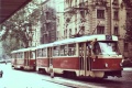 Souprava vozů T3 ev.č.6145+6144 vypravená na linku 19 vyčkává v Minské ulici na čas odjezdu. | 1975