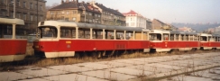 V konvoji vyřazených vozů T3 na nádraží ČD Praha-Smíchov stojí vozy ev.č.6186 a ev.č.6425 čekající na svůj další osud. | 11.11.1996