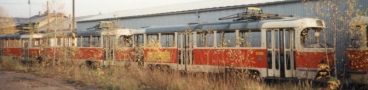 V konvoji vyřazených vozů T3 na nádraží ČD Praha-Smíchov stojí vozy ev.č.6188 a ev.č.6407 čekající na svůj další osud. | 11.11.1996