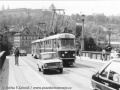 Přes Mánesův most projíždí vlak linky 20 obsazený soupravou vozů T3 s čelním vozem ev.č.6312. | okolo 1975