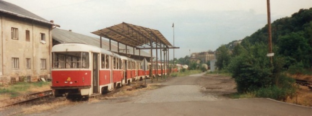 V konvoji vyřazených vozů T3 na nádraží ČD Praha-Smíchov stojí vůz ev.č.6318, který se při čekání na svůj další osud oproti první fotografii přemístil o několik kolejí dál. | 21.6.1996