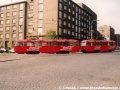 Souprava vozů T3 #6321+#6381 vypravená na linku 4 vjíždí do smyčky Kubánské náměstí a fotoaparátu tak vystavuje na odiv levou bočnici s celovozovou reklamou Coca Cola. | jaro 1993