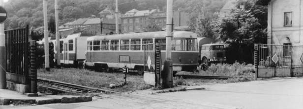 Vyřazený vůz T3 ev.č.6346 odstavený na spojovací koleji mezi tramvajovou tratí a nádražím Praha-Smíchov ve společnosti novostaveb krajních článků vozů KT8D5. | 5.8.1989