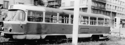 Vyřazený vůz T3 ev.č.6346 odstavený na spojovací koleji mezi tramvajovou tratí a nádražím ČD Praha-Smíchov. | 5.8.1989