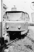 Vyřazený vůz T3 ev.č.6346 odstavený na spojovací koleji mezi tramvajovou tratí a nádražím Praha-Smíchov ve společnosti novostaveb středních článků vozů KT8D5. | 5.8.1989